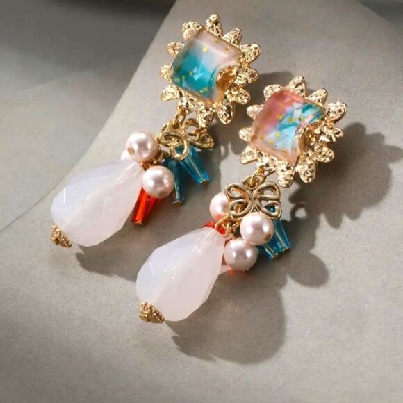 Elegant vintage resin dangle Clip-on earrings - Picture 4 of 4